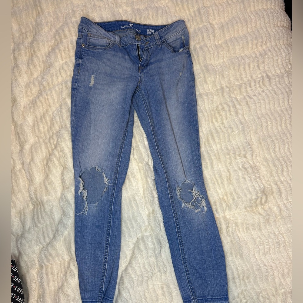 Open knee skinny jeans